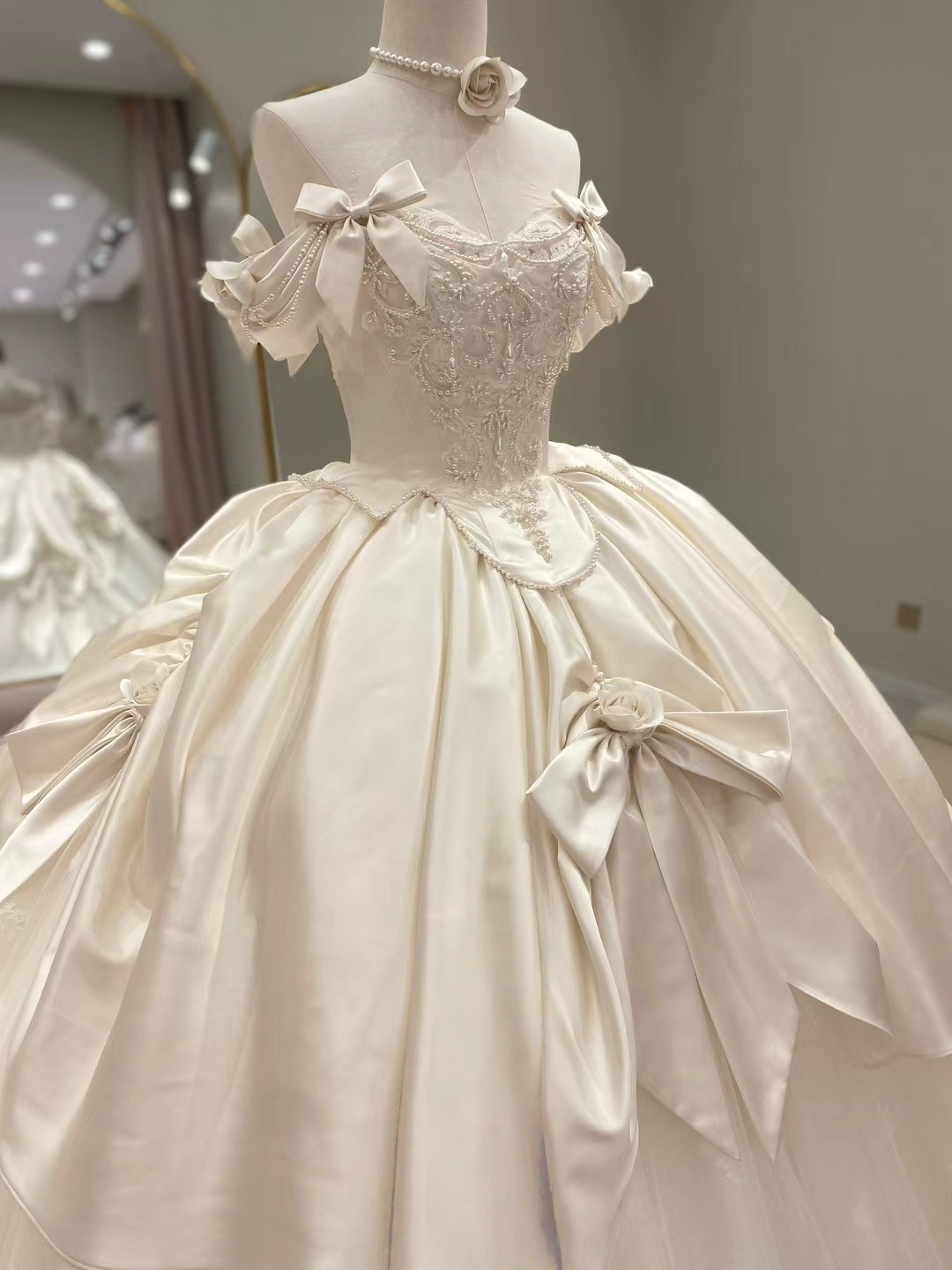豪華！ウェディングドレス オフショルダー 優しい プリンセスライン ロングトレーン ビジュー 編み上げ 音楽会