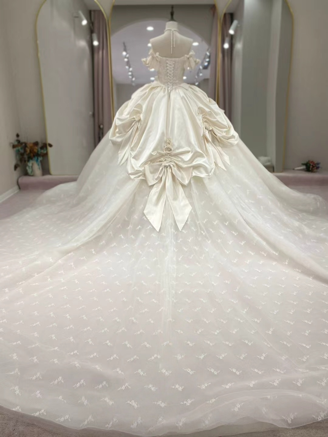 豪華！ウェディングドレス オフショルダー 優しい プリンセスライン ロングトレーン ビジュー 編み上げ 音楽会