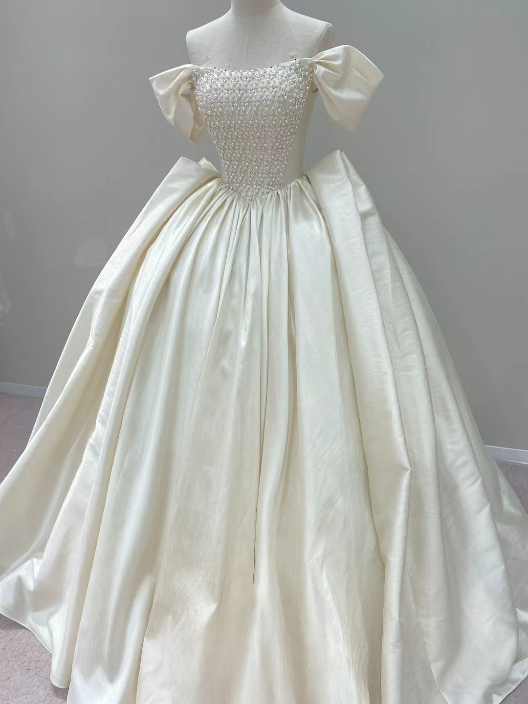 華やか ウェディングドレス 優雅なシルエット パール 取り外しオフショルダー 憧れのドレス 結婚式