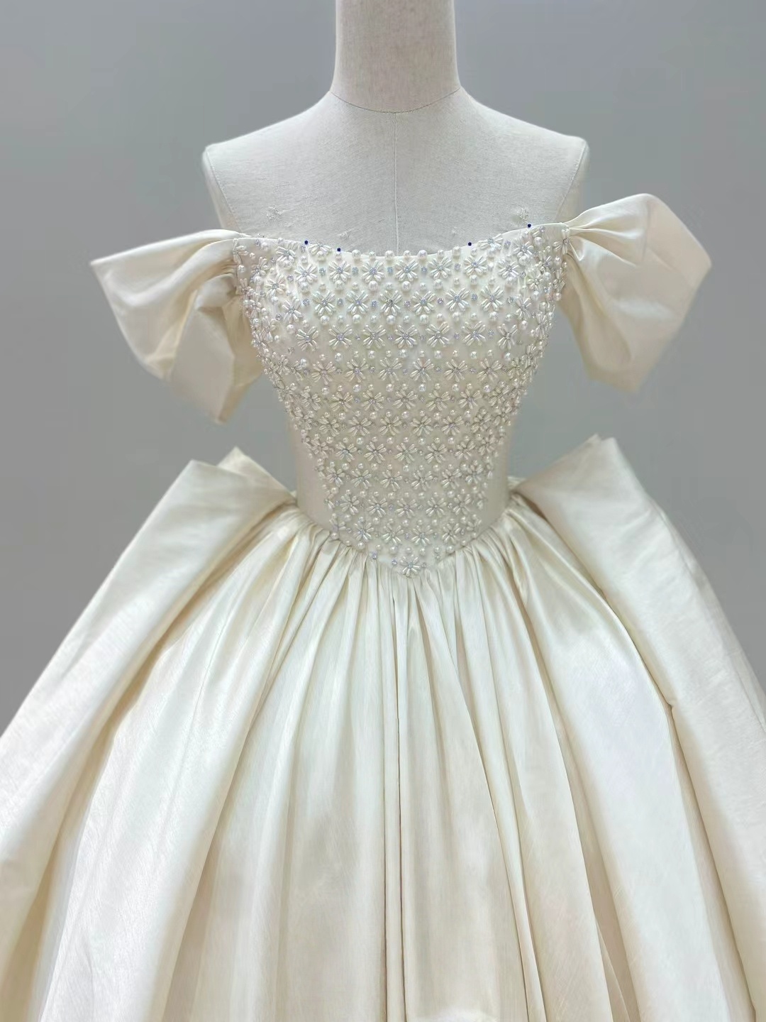 華やか ウェディングドレス 優雅なシルエット パール 取り外しオフショルダー 憧れのドレス 結婚式