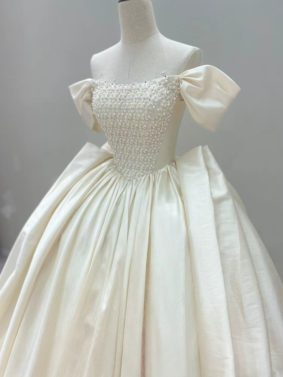 華やか ウェディングドレス 優雅なシルエット パール 取り外しオフショルダー 憧れのドレス 結婚式