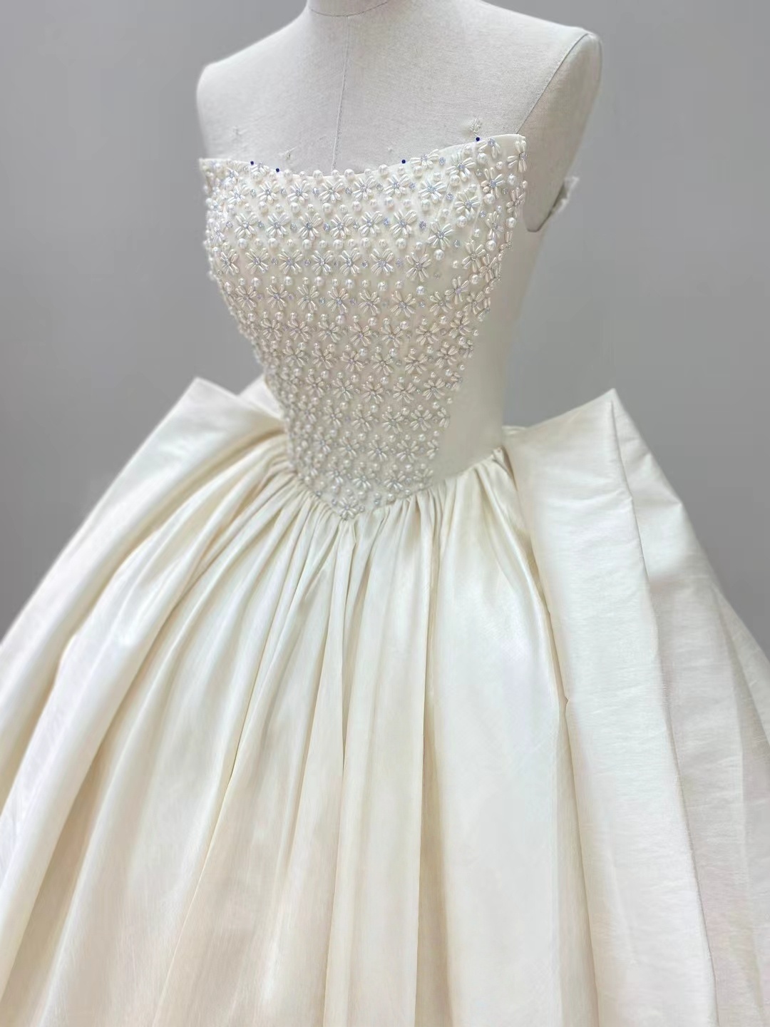 華やか ウェディングドレス 優雅なシルエット パール 取り外しオフショルダー 憧れのドレス 結婚式