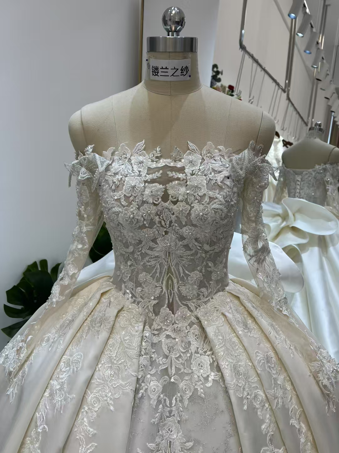 豪華！ウェディングドレス オフショルダー 長袖 キラキラ光る刺繍 プリンセスライン 憧れのドレス 拳式/前撮り