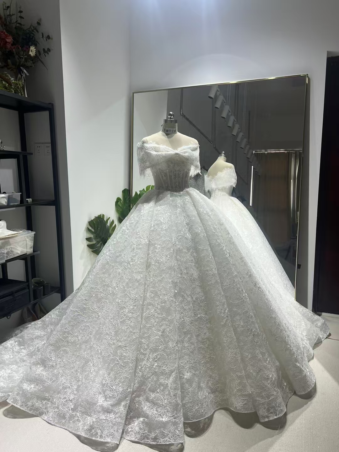 美品！ウェディングドレス 取り外しオフショルダー 贅沢な小花総レース 編み上げ 華やかなトレーン 結婚式