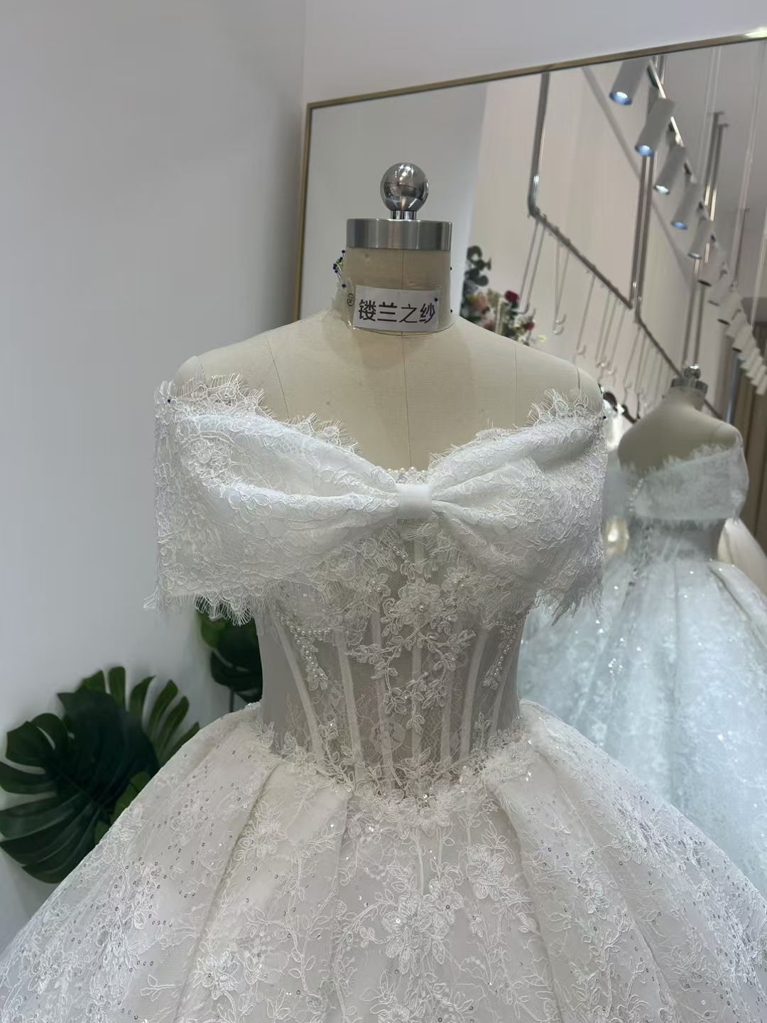 美品！ウェディングドレス 取り外しオフショルダー 贅沢な小花総レース 編み上げ 華やかなトレーン 結婚式