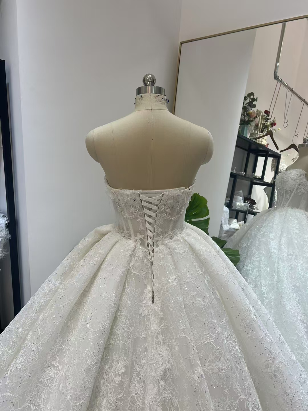 美品！ウェディングドレス 取り外しオフショルダー 贅沢な小花総レース 編み上げ 華やかなトレーン 結婚式