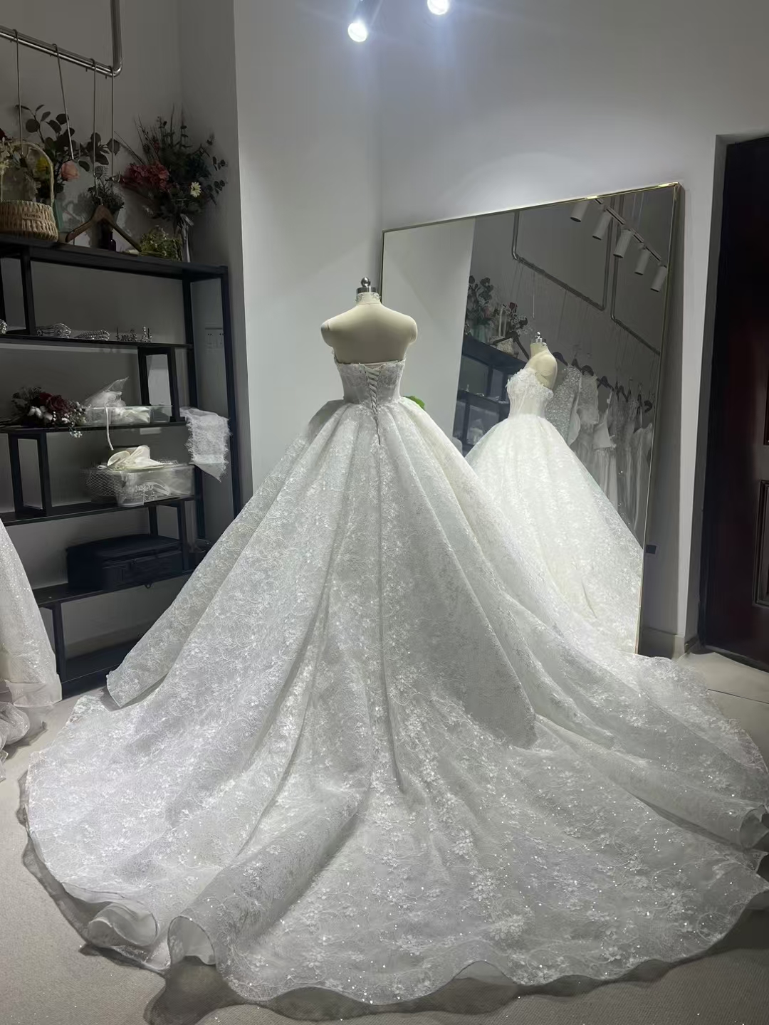 美品！ウェディングドレス 取り外しオフショルダー 贅沢な小花総レース 編み上げ 華やかなトレーン 結婚式