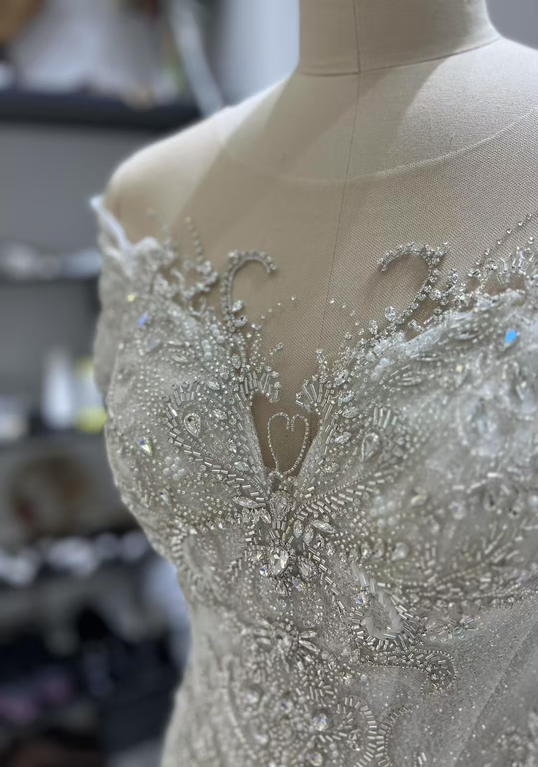 韓国風ドレス ウエディングドレス マーメイドライン 華やかなトレーン キラキラ光る刺繍 披露宴/結婚式
