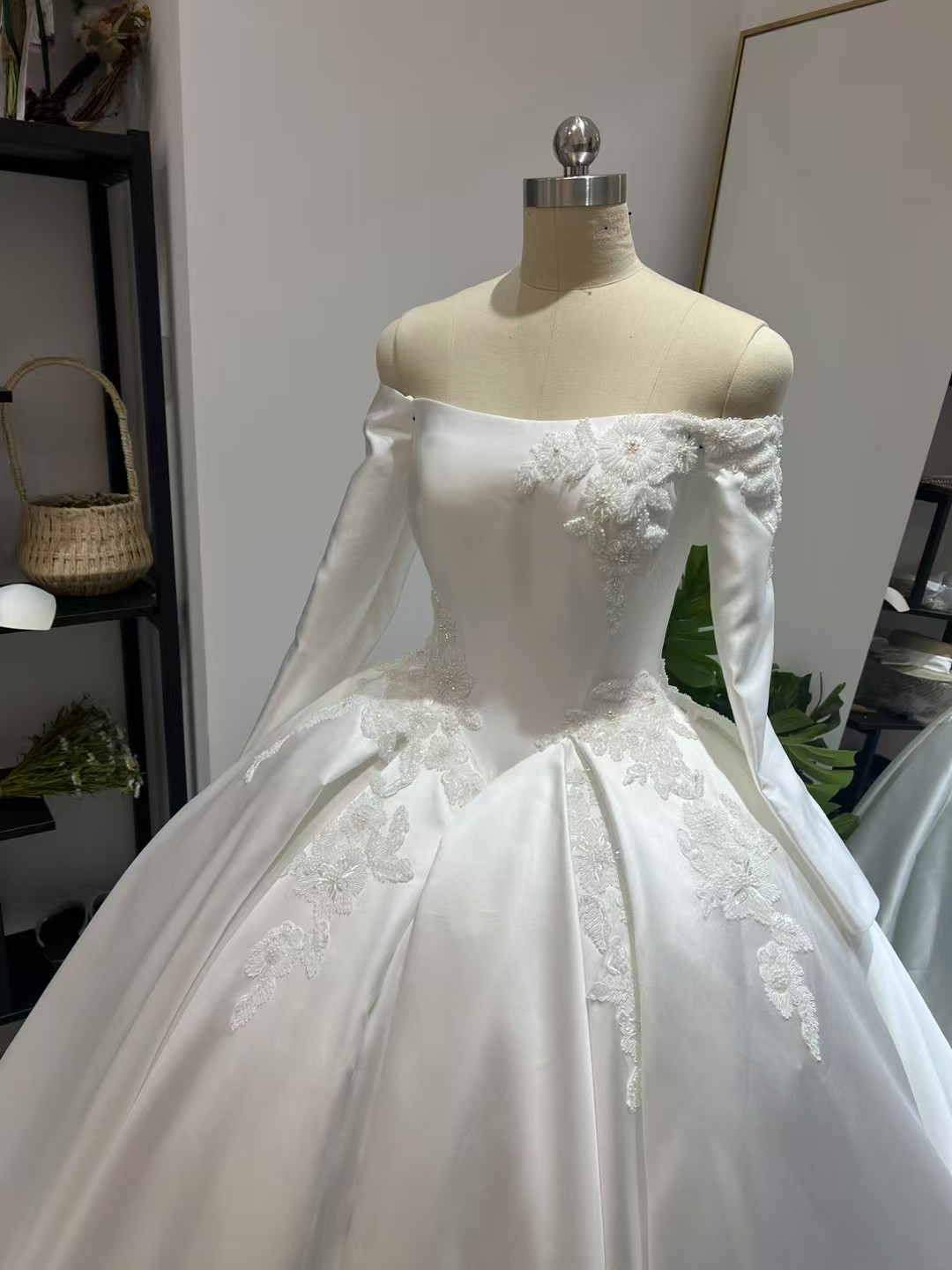 ウエディングドレス オフショルダー キラキラスパンコール 花モチーフ ミカドサテン プリンセスライン 結婚式