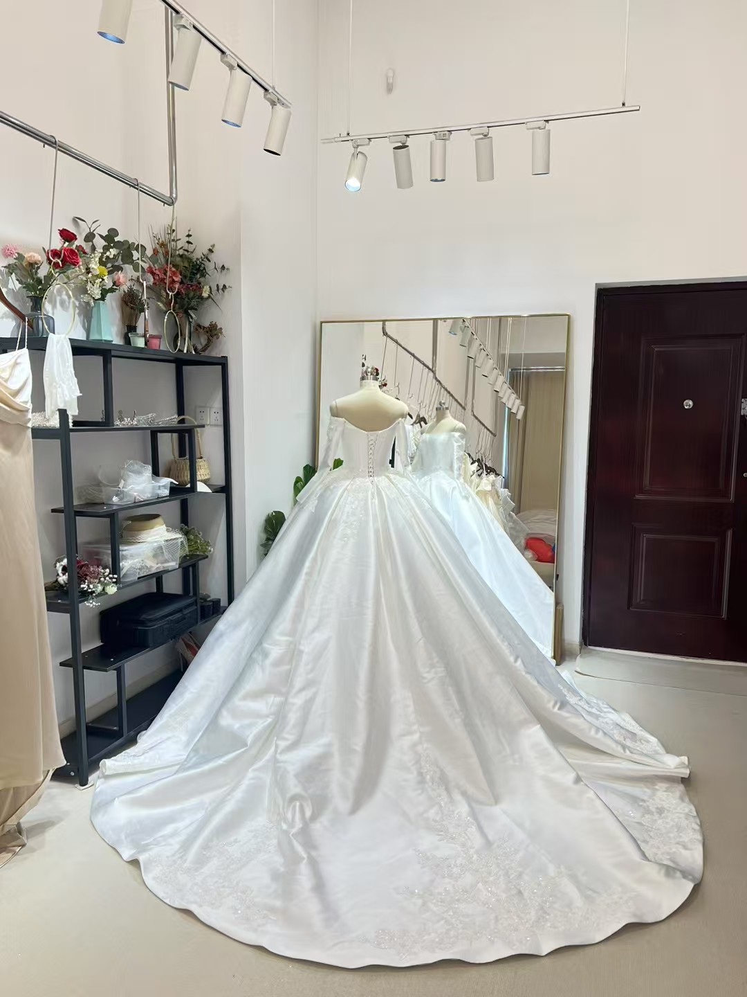 ウエディングドレス オフショルダー キラキラスパンコール 花モチーフ ミカドサテン プリンセスライン 結婚式