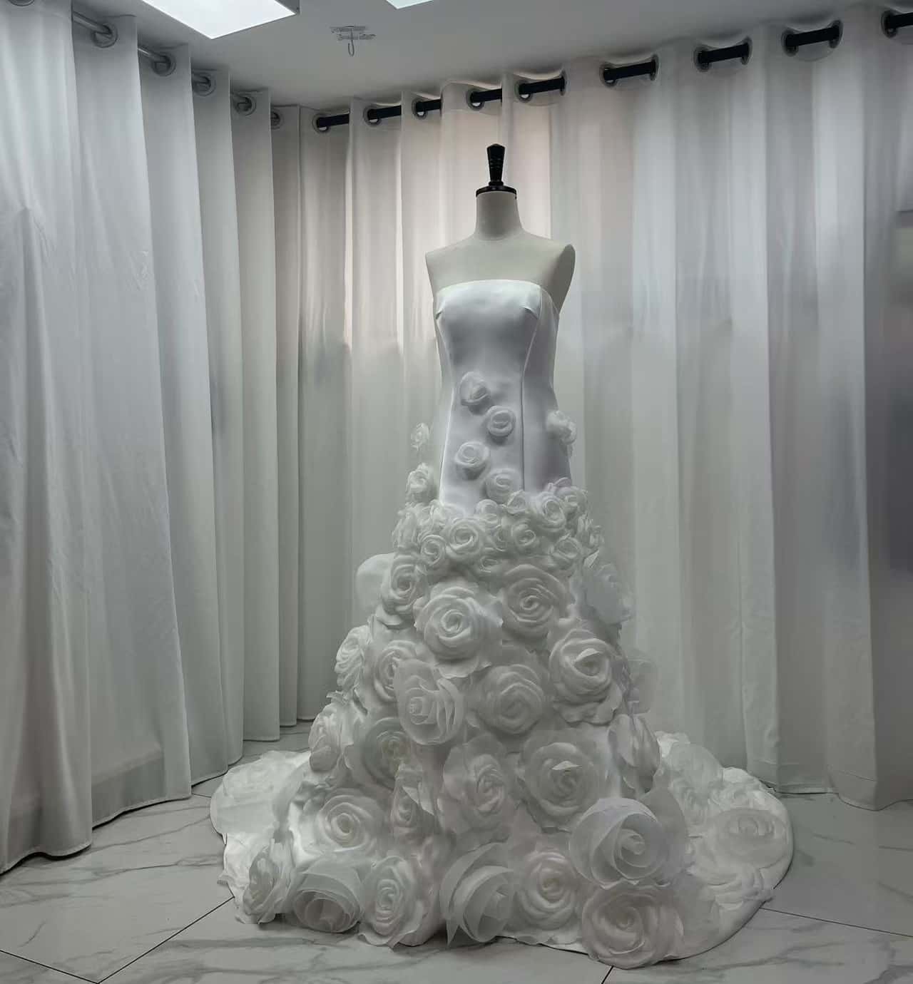 華やか ウェディングドレス ベアトップ バラトレーン 抜群のおしゃれ見え ソフトマーメイドライン 結婚式