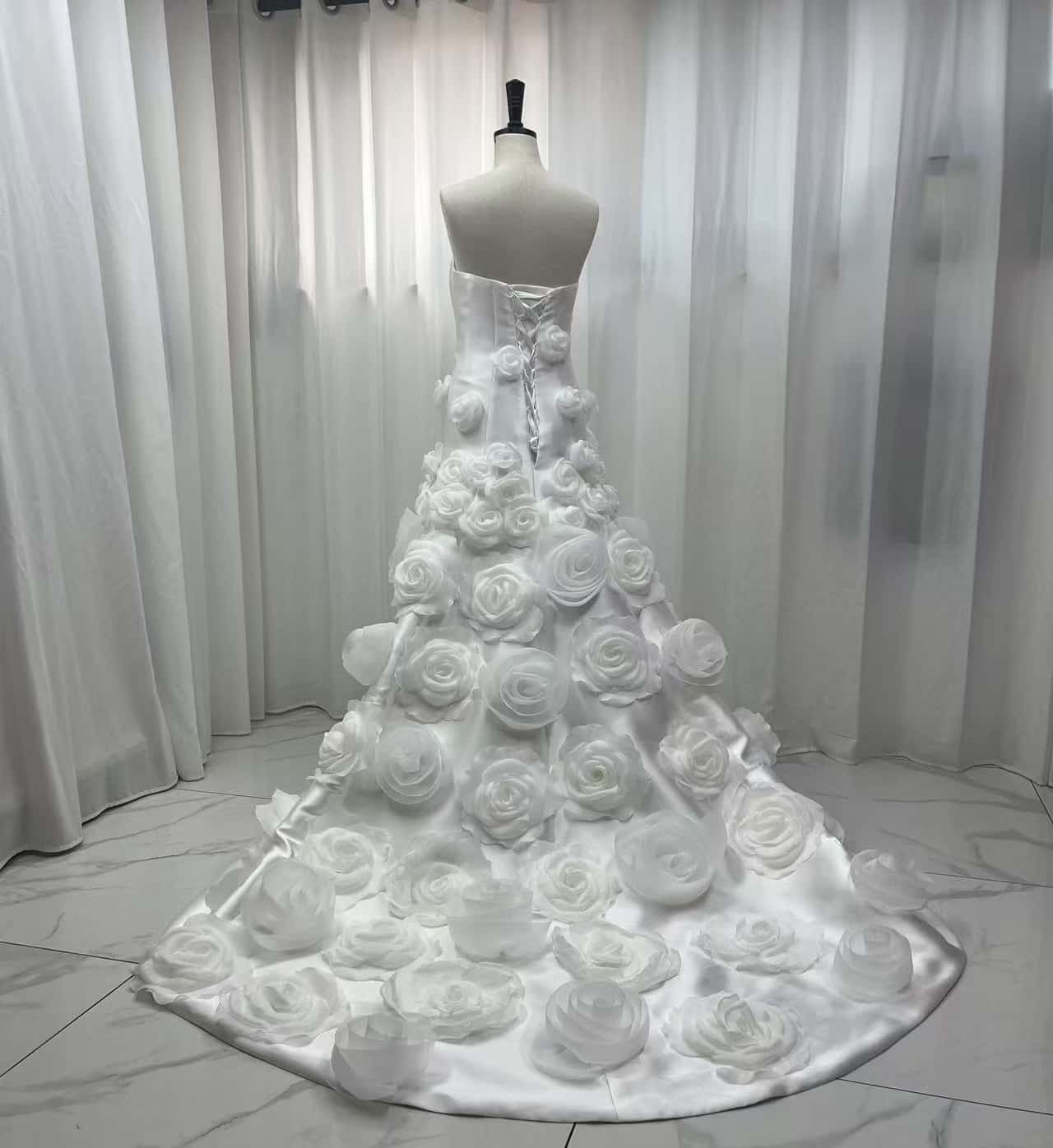 華やか ウェディングドレス ベアトップ バラトレーン 抜群のおしゃれ見え ソフトマーメイドライン 結婚式
