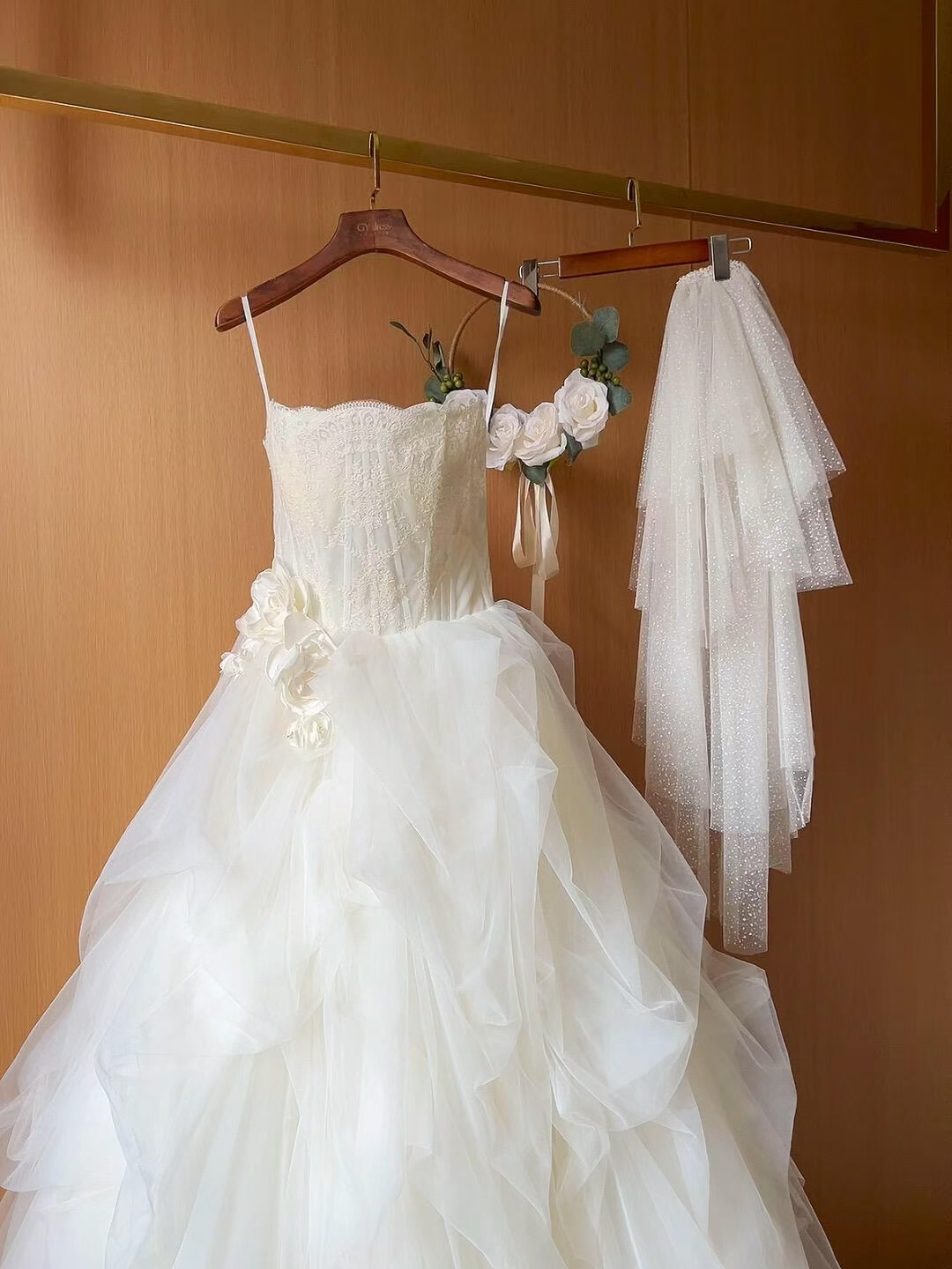 クラシカル ウェディングドレス ラッフルフリル ベアトップ ショートベール プリンセスライン 結婚式