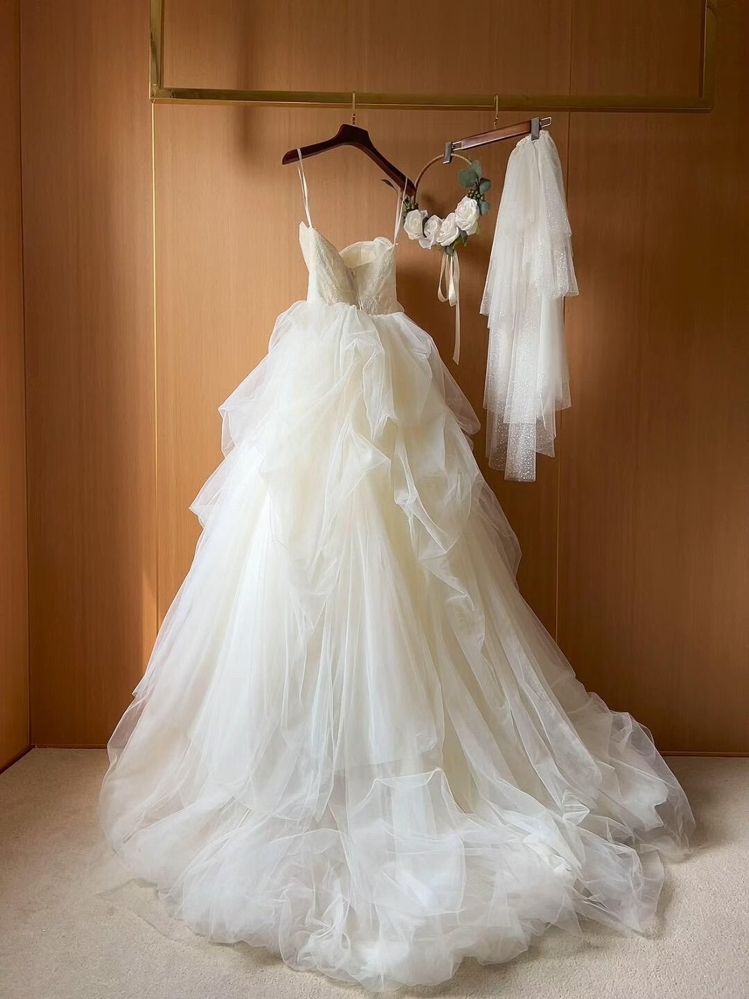 クラシカル ウェディングドレス ラッフルフリル ベアトップ ショートベール プリンセスライン 結婚式