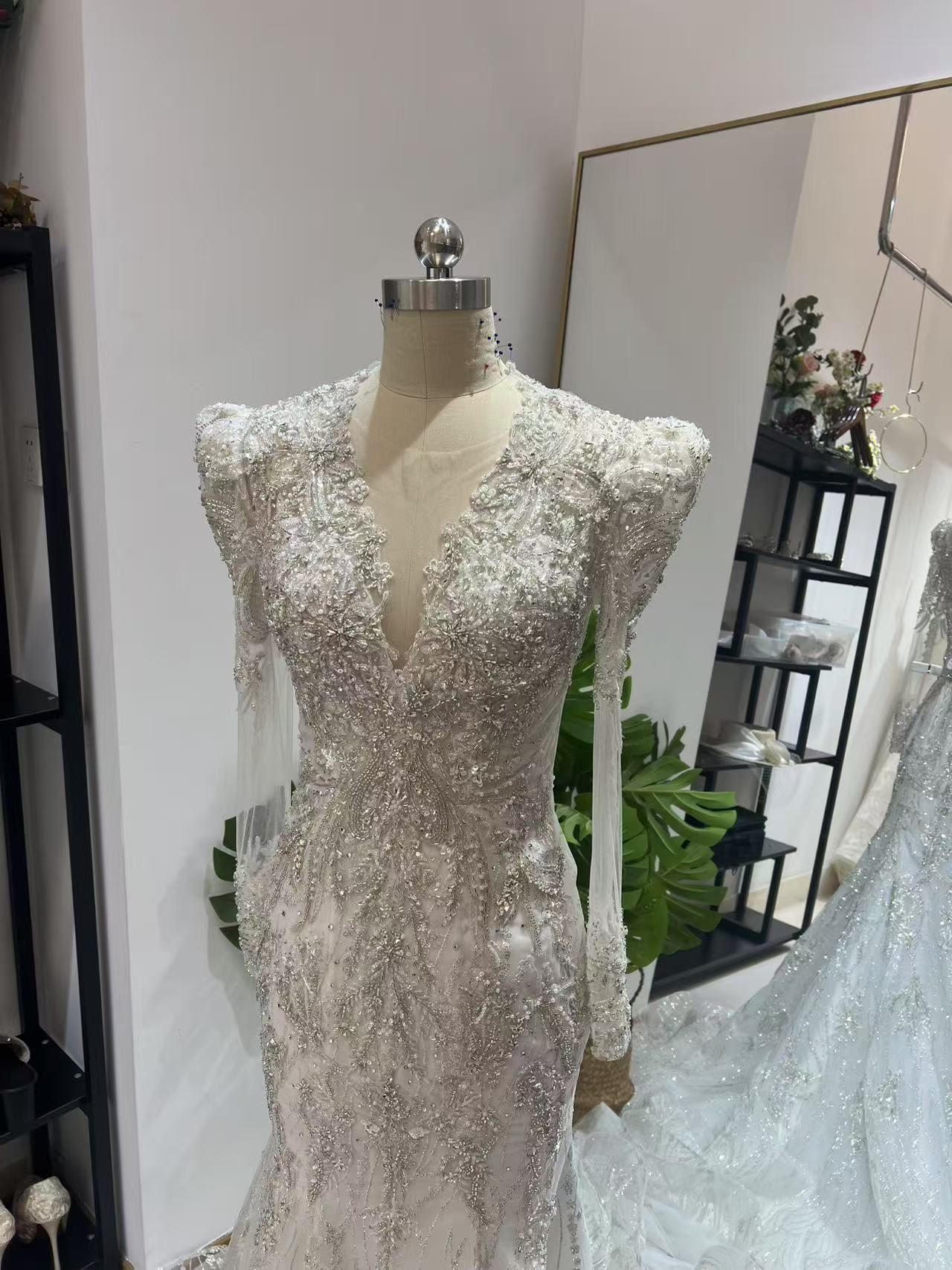 ウェディングドレス Vネック 長袖 ビジュー マーメイドライン 韓国風ドレス 細見えシルエット 結婚式