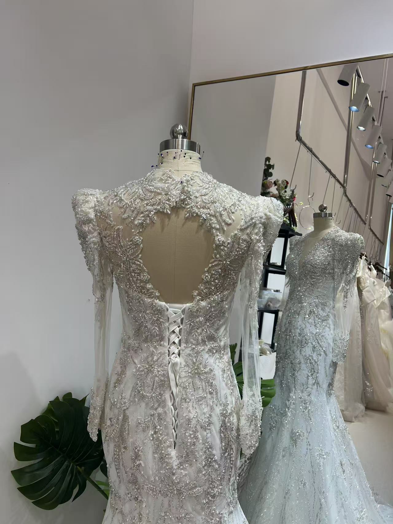 ウェディングドレス Vネック 長袖 ビジュー マーメイドライン 韓国風ドレス 細見えシルエット 結婚式