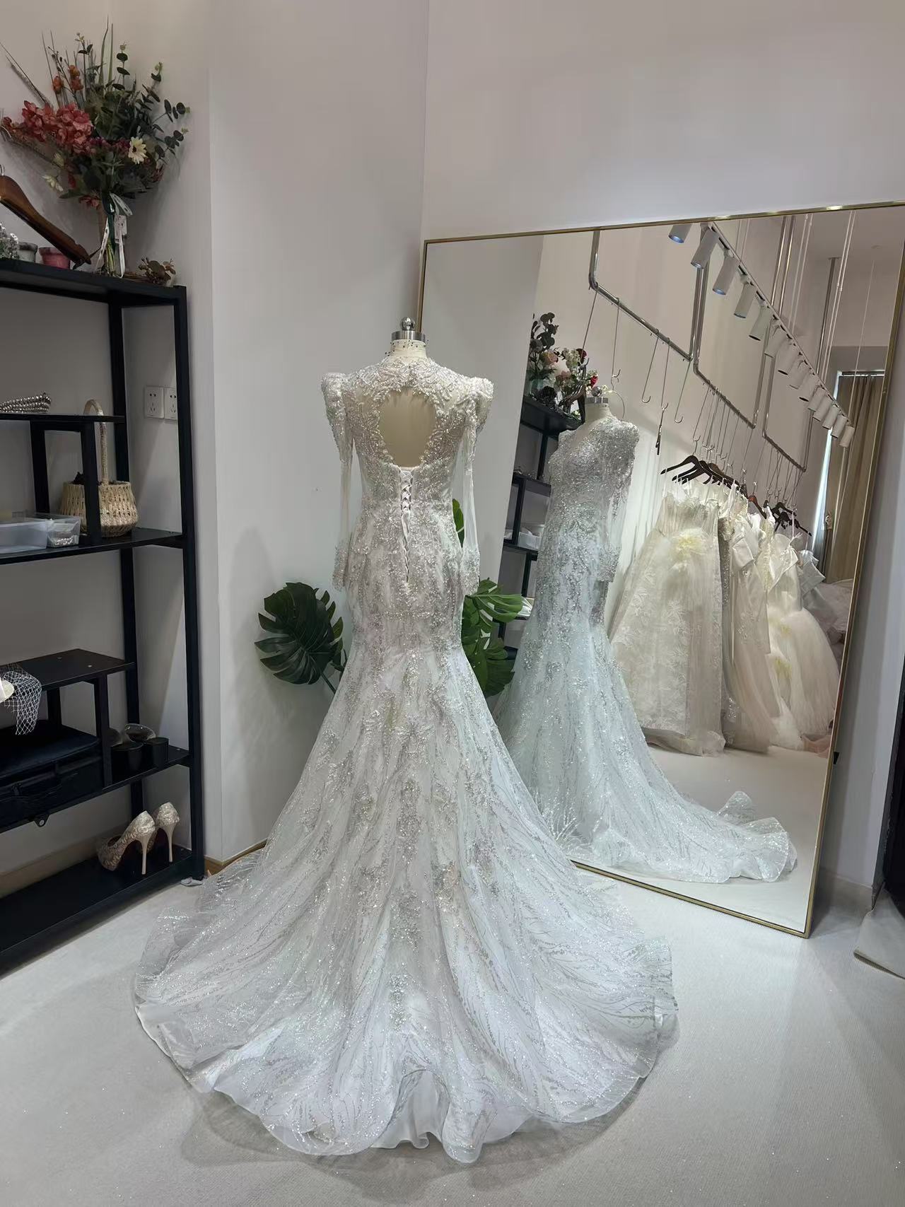 ウェディングドレス Vネック 長袖 ビジュー マーメイドライン 韓国風ドレス 細見えシルエット 結婚式