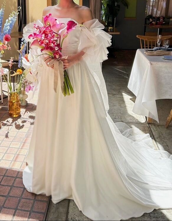 実例写真！ウェディングドレス 華やかなトレーン 姫袖 抜群のおしゃれ見え 結婚式 韓国風ドレス