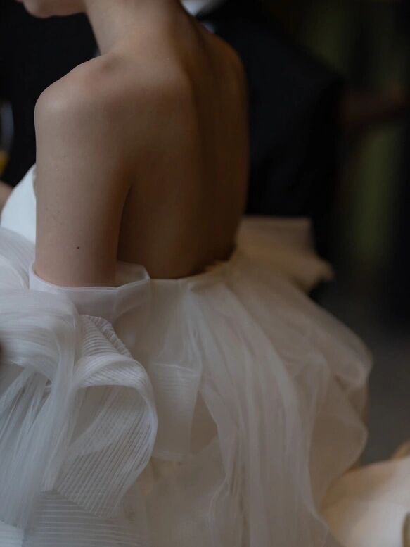 実例写真！ウェディングドレス 華やかなトレーン 姫袖 抜群のおしゃれ見え 結婚式 韓国風ドレス