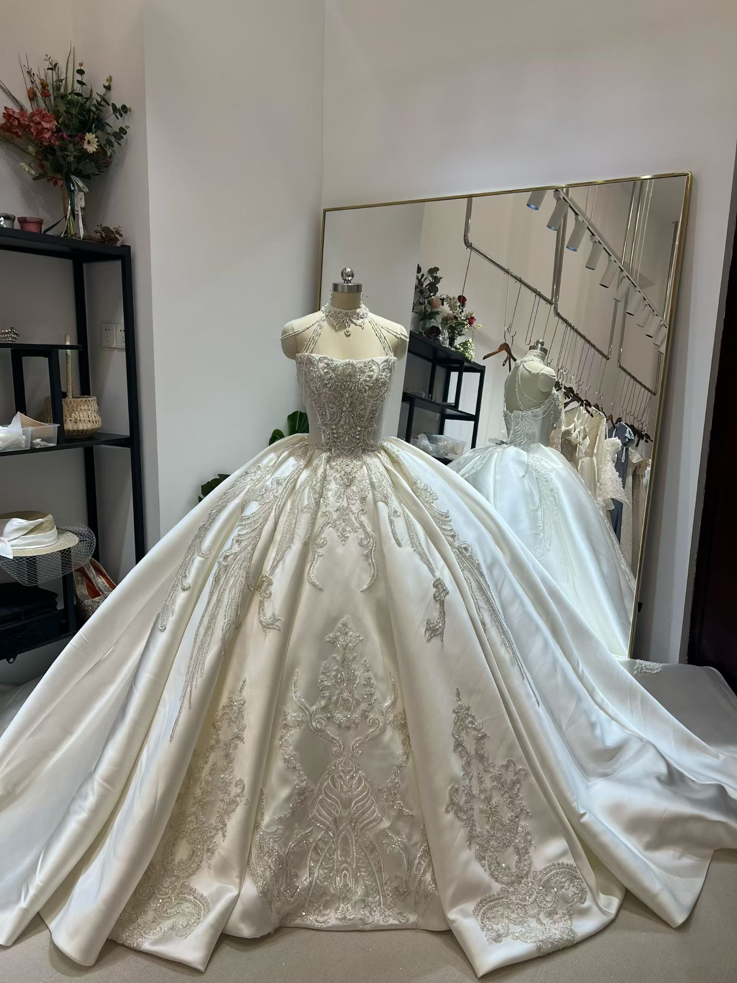 ウエディングドレス キラキラのハンドビーディング ベアトップ 韓国風ドレス ミカドサテン 結婚式/披露宴