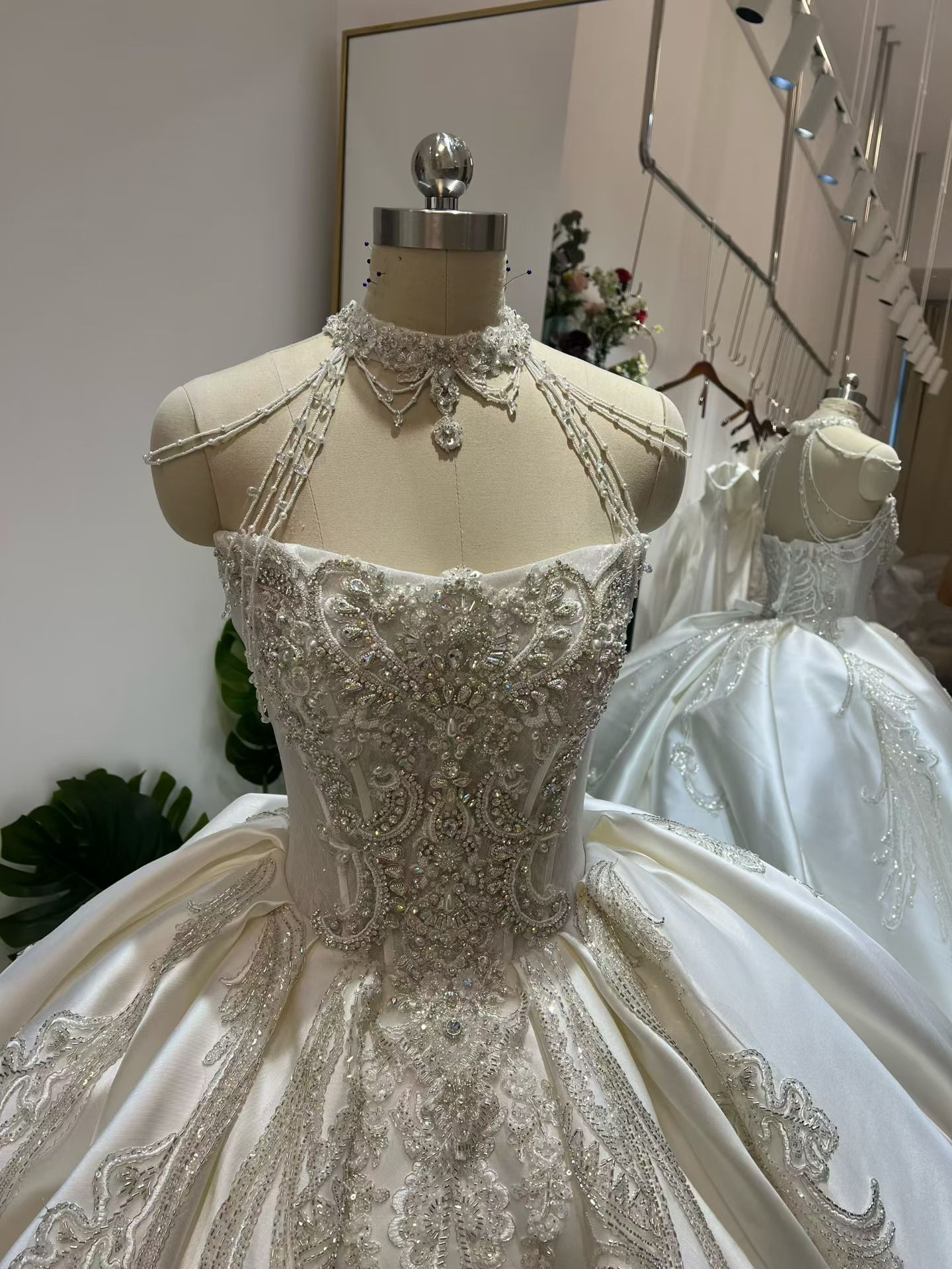 ウエディングドレス キラキラのハンドビーディング ベアトップ 韓国風ドレス ミカドサテン 結婚式/披露宴