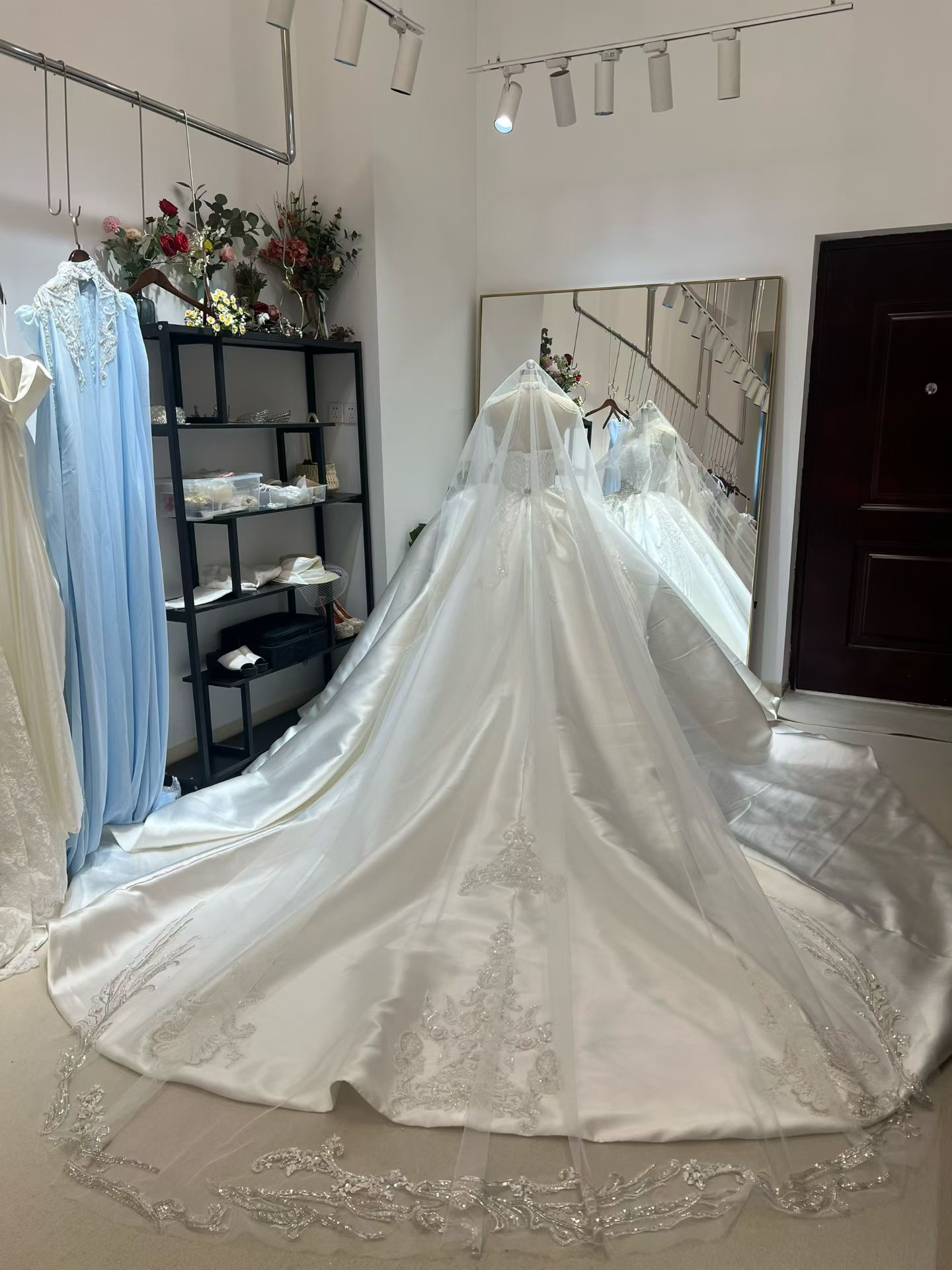 ウエディングドレス キラキラのハンドビーディング ベアトップ 韓国風ドレス ミカドサテン 結婚式/披露宴