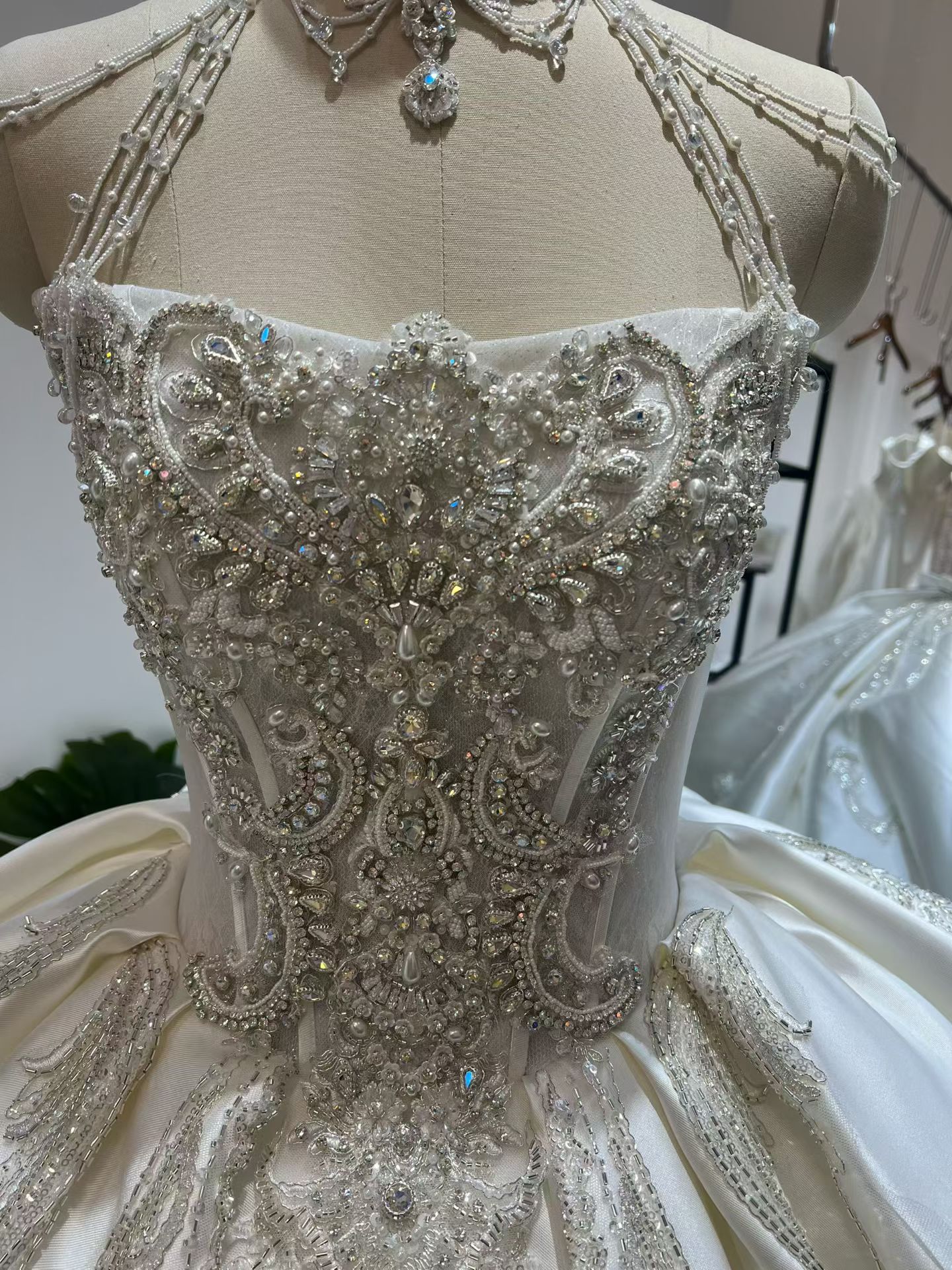 ウエディングドレス キラキラのハンドビーディング ベアトップ 韓国風ドレス ミカドサテン 結婚式/披露宴