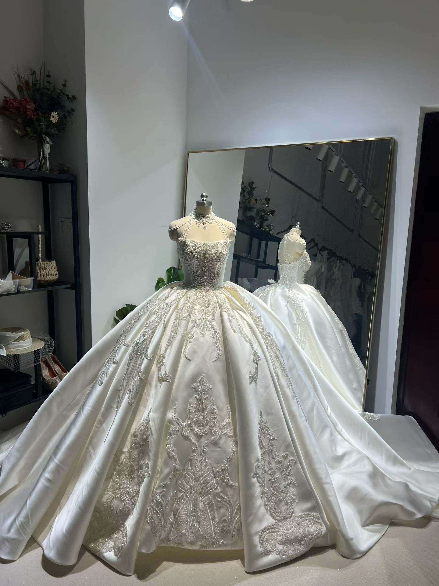ウエディングドレス キラキラのハンドビーディング ベアトップ 韓国風ドレス ミカドサテン 結婚式/披露宴