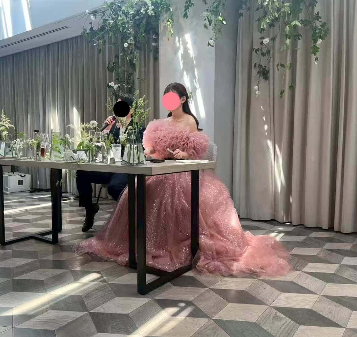 実例写真！カラードレス ピンク オフショルダー ボリュームドレス シークインチュール 華やかなトレーン 花嫁 前撮り