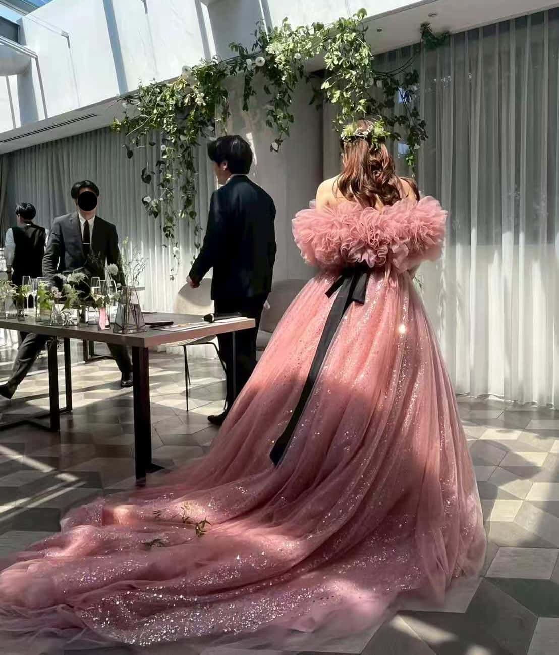 実例写真！カラードレス ピンク オフショルダー ボリュームドレス シークインチュール 華やかなトレーン 花嫁 前撮り