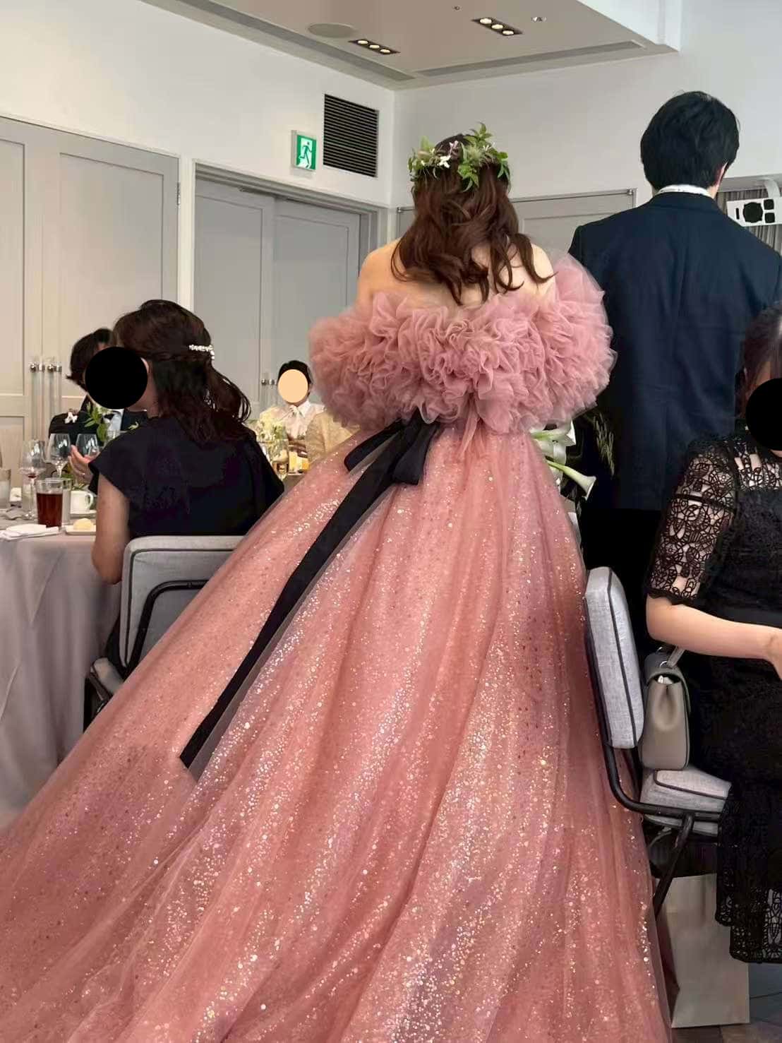 実例写真！カラードレス ピンク オフショルダー ボリュームドレス シークインチュール 華やかなトレーン 花嫁 前撮り