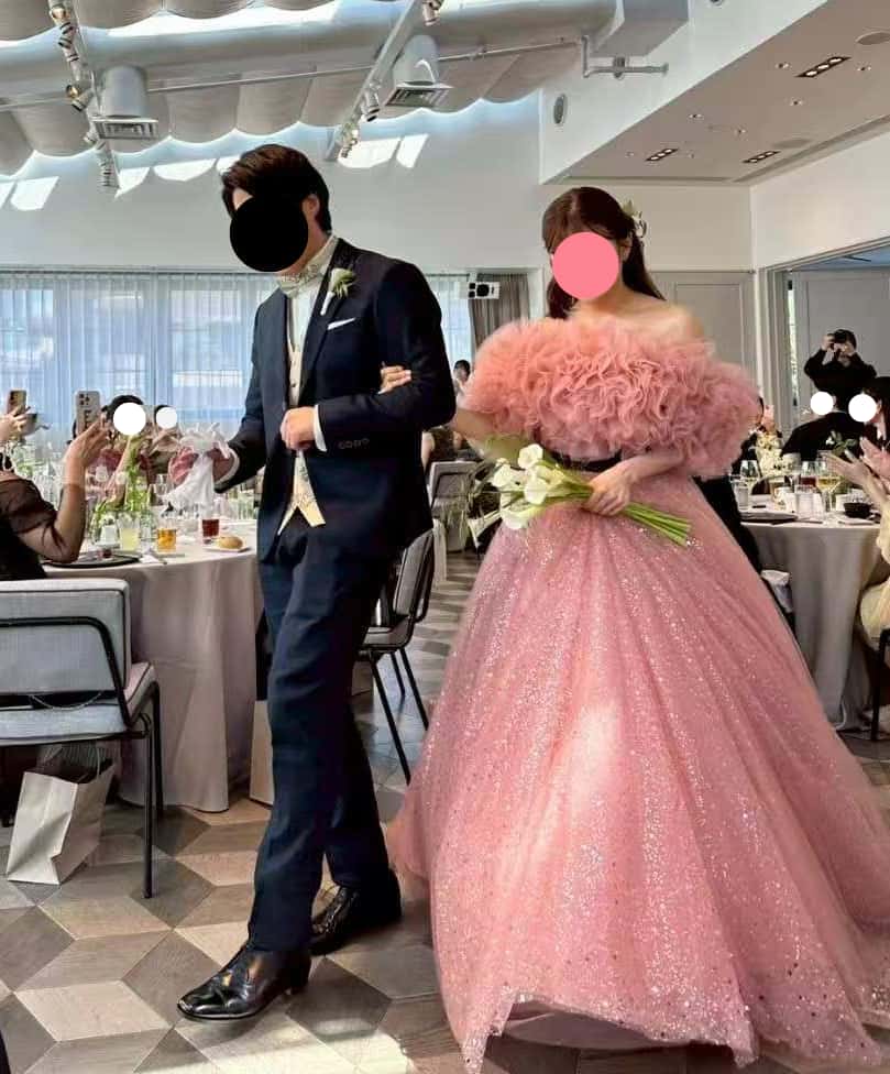 実例写真！カラードレス ピンク オフショルダー ボリュームドレス シークインチュール 華やかなトレーン 花嫁 前撮り