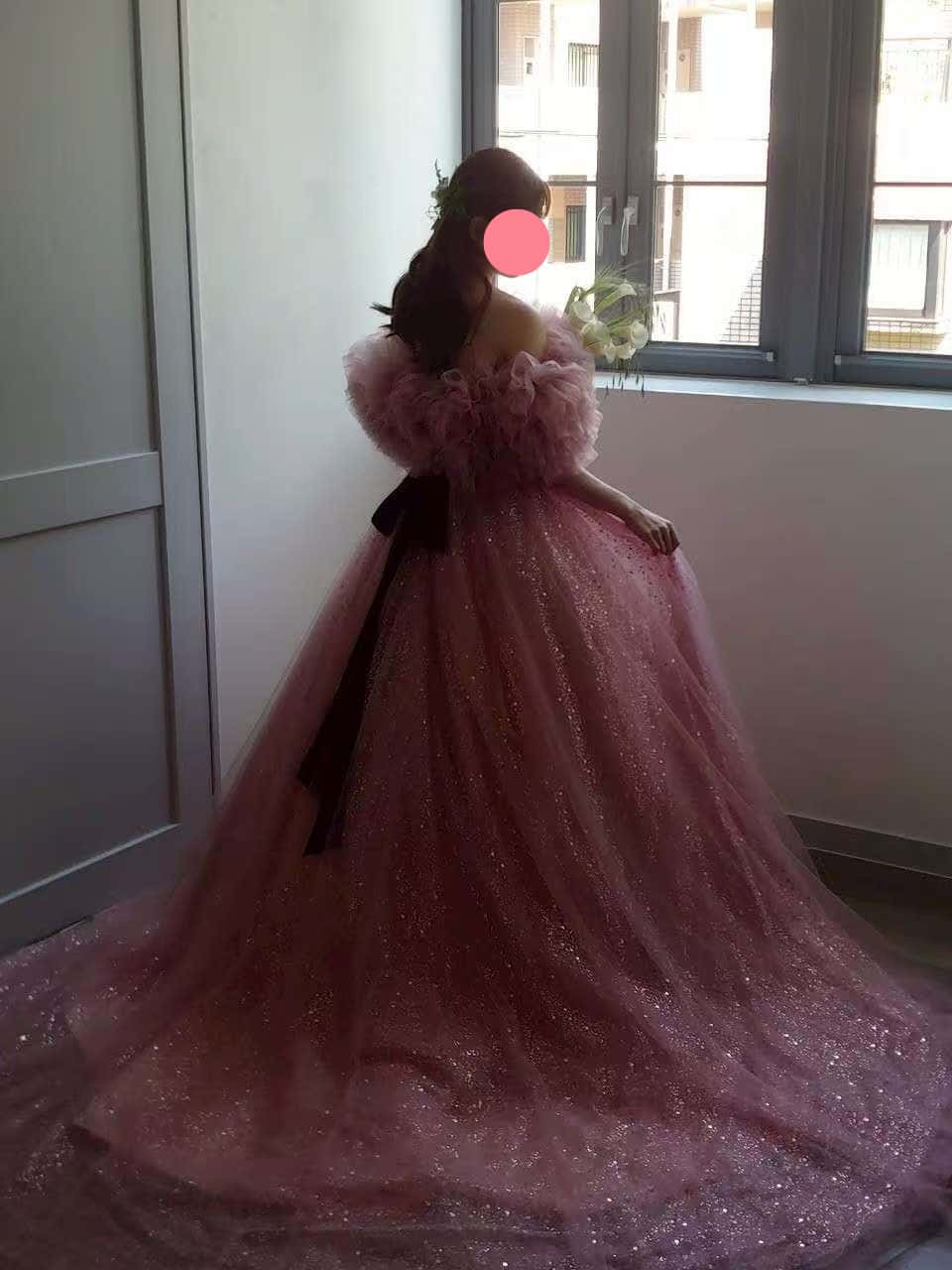 実例写真！カラードレス ピンク オフショルダー ボリュームドレス シークインチュール 華やかなトレーン 花嫁 前撮り