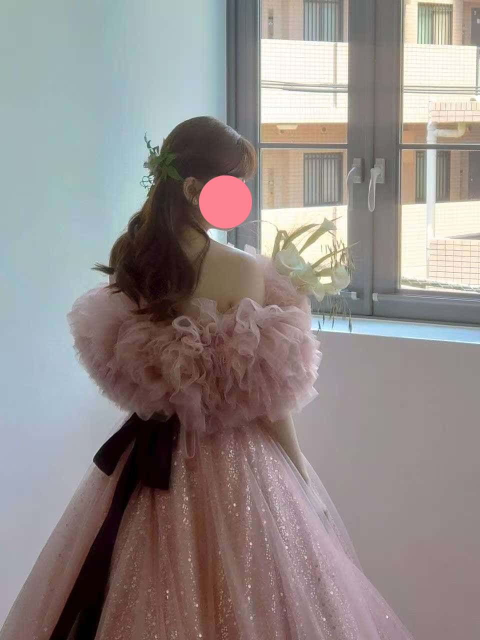 実例写真！カラードレス ピンク オフショルダー ボリュームドレス シークインチュール 華やかなトレーン 花嫁 前撮り