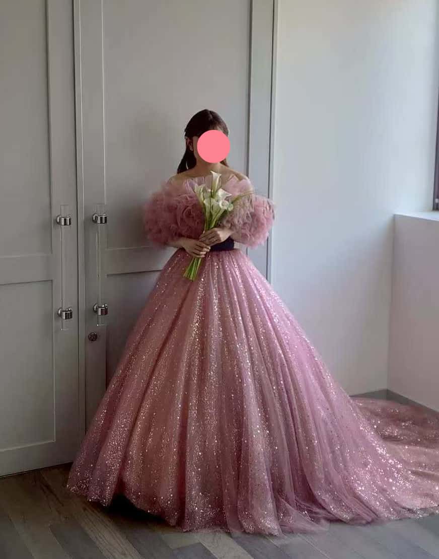 実例写真！カラードレス ピンク オフショルダー ボリュームドレス シークインチュール 華やかなトレーン 花嫁 前撮り