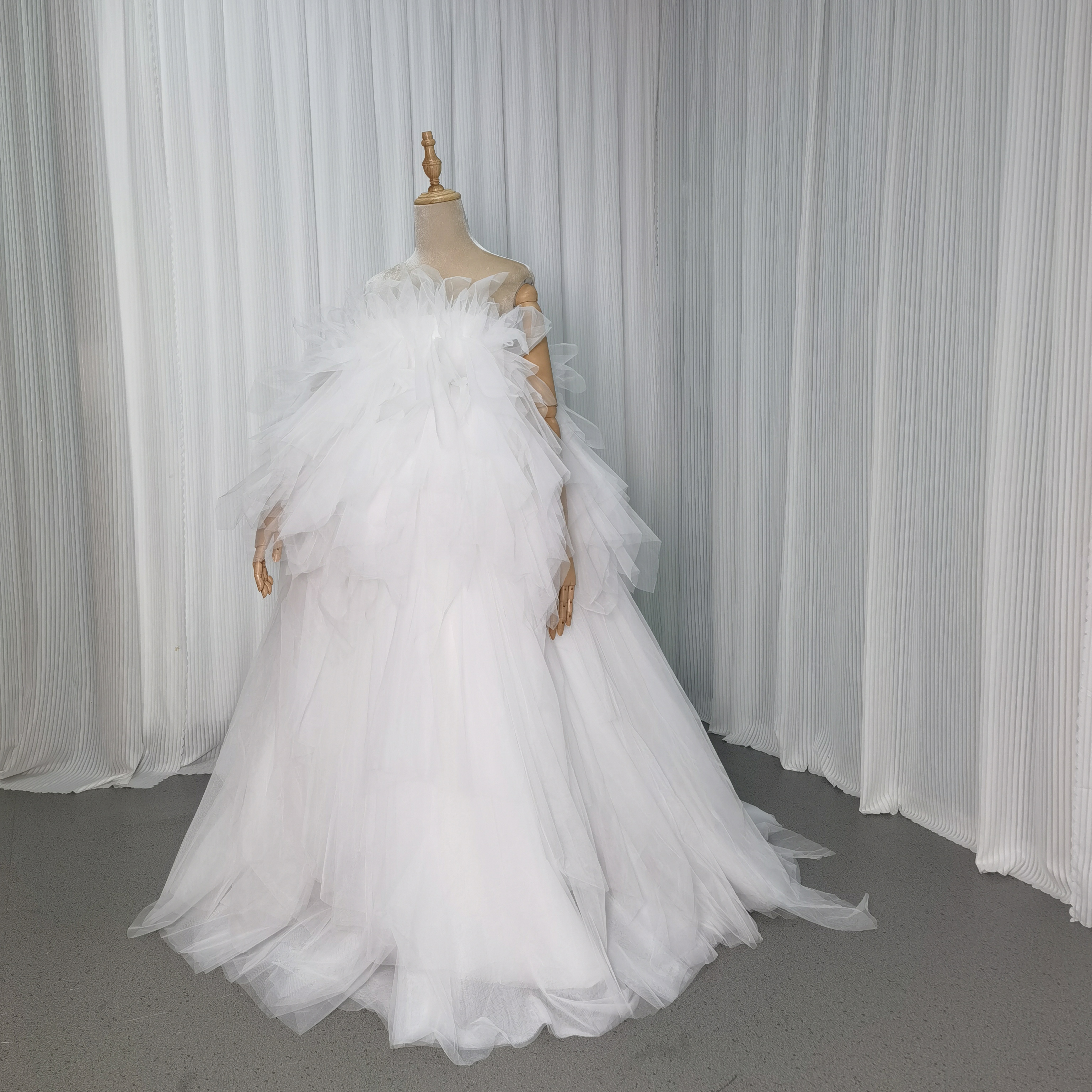 ウエディングドレス ベアトップ もこもこドレス アシンメトリードレス 結婚式 プリンセスライン 前撮り