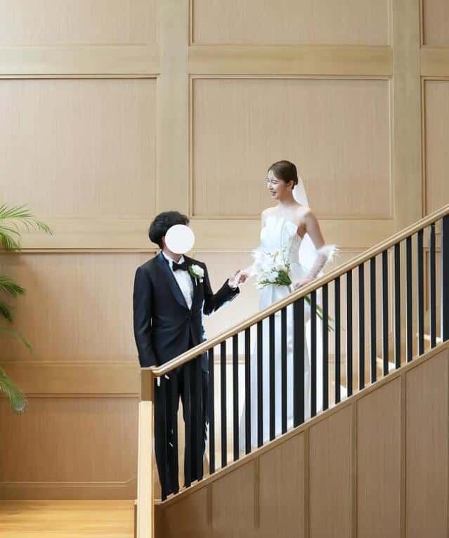 実例写真！ウエディングドレス ベアトップ 立体プリーツ マーメイドライン 光沢サテン 結婚式