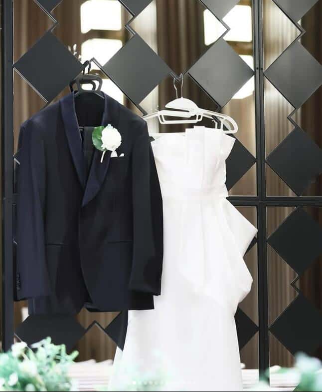 実例写真！ウエディングドレス ベアトップ 立体プリーツ マーメイドライン 光沢サテン 結婚式