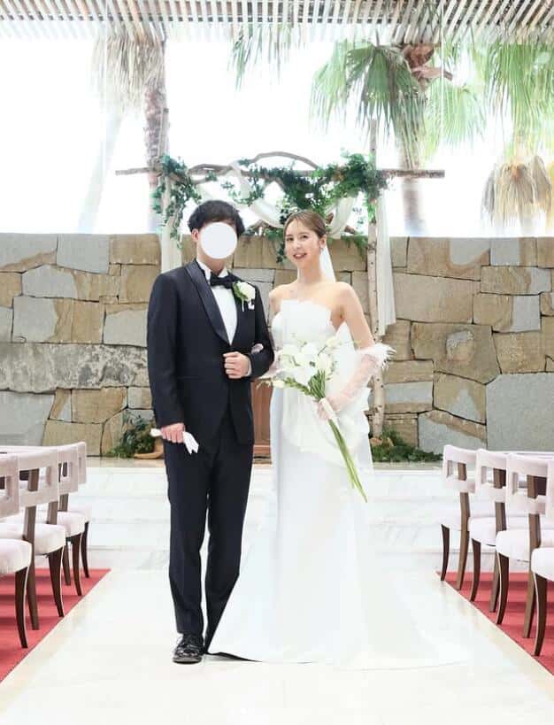 実例写真！ウエディングドレス ベアトップ 立体プリーツ マーメイドライン 光沢サテン 結婚式