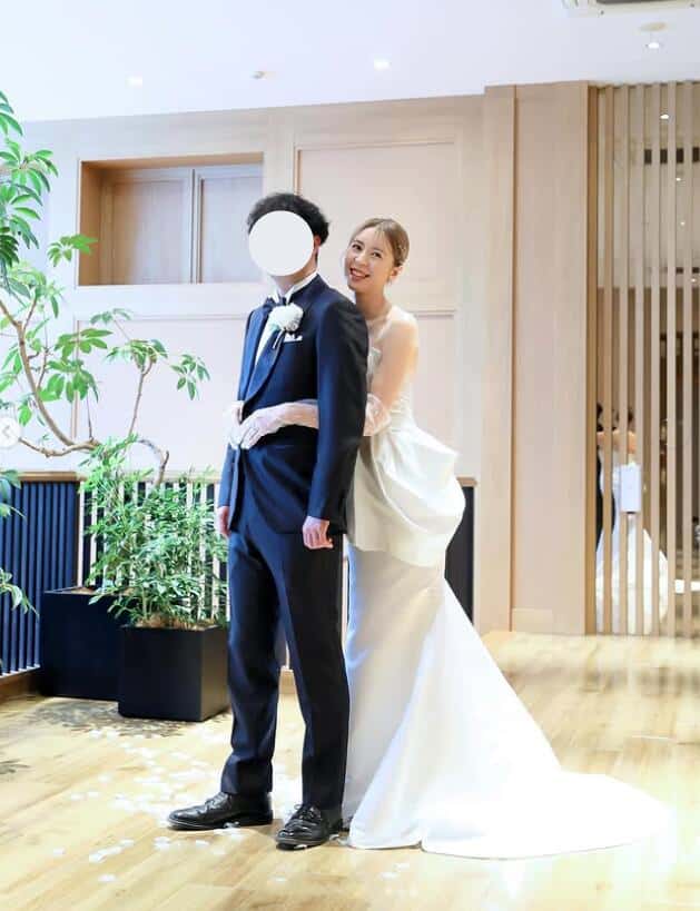 実例写真！ウエディングドレス ベアトップ 立体プリーツ マーメイドライン 光沢サテン 結婚式
