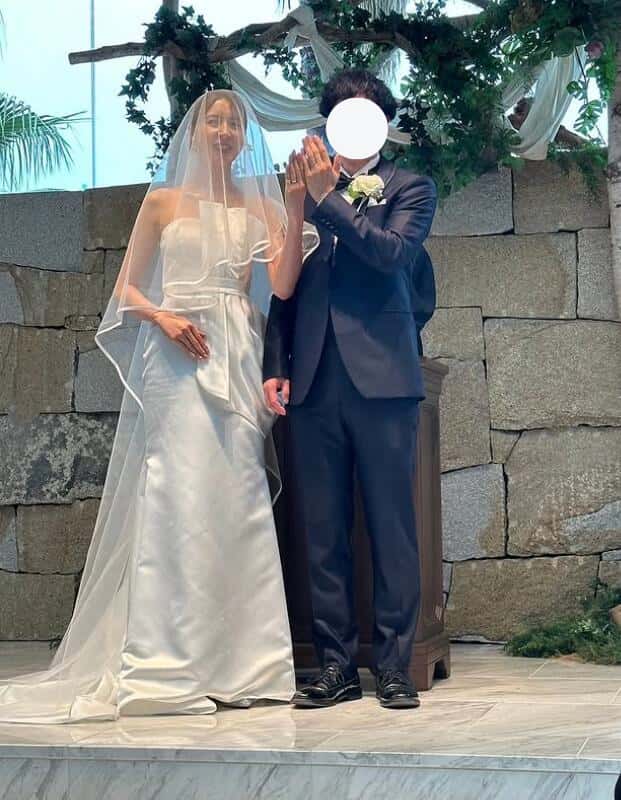 実例写真！ウエディングドレス ベアトップ 立体プリーツ マーメイドライン 光沢サテン 結婚式