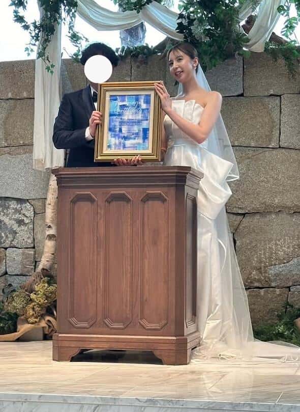 実例写真！ウエディングドレス ベアトップ 立体プリーツ マーメイドライン 光沢サテン 結婚式