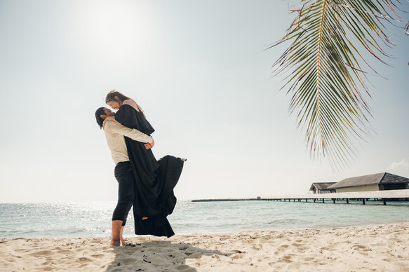 実例写真！パーティードレス ブラック オフショルダー クレープ生地 エレガント ロングトレーン 2次会