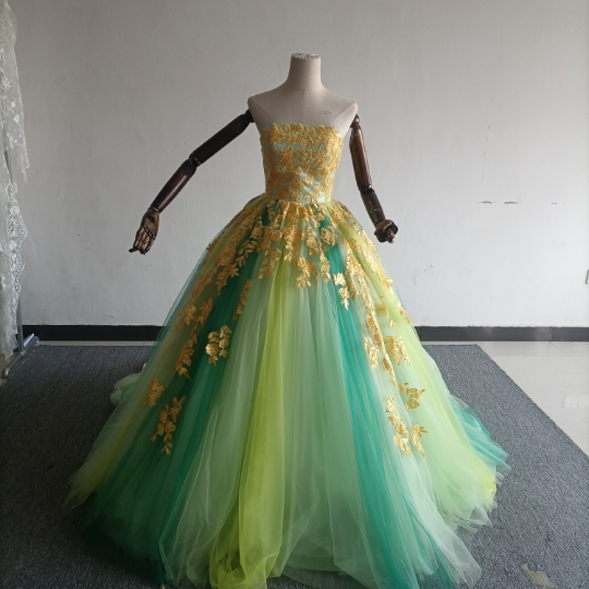 実例写真！カラードレス グリーン グラデーション ベアトップ 繊細レース チュールスカート 前撮り 花嫁