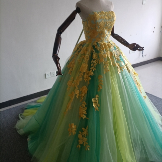 実例写真！カラードレス グリーン グラデーション ベアトップ 繊細レース チュールスカート 前撮り 花嫁