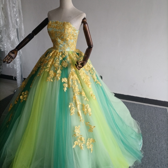 実例写真！カラードレス グリーン グラデーション ベアトップ 繊細レース チュールスカート 前撮り 花嫁