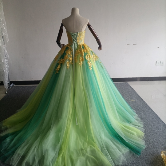 実例写真！カラードレス グリーン グラデーション ベアトップ 繊細レース チュールスカート 前撮り 花嫁