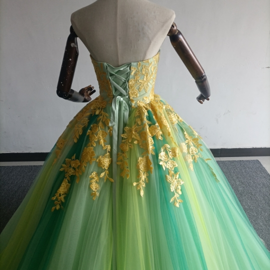 実例写真！カラードレス グリーン グラデーション ベアトップ 繊細レース チュールスカート 前撮り 花嫁