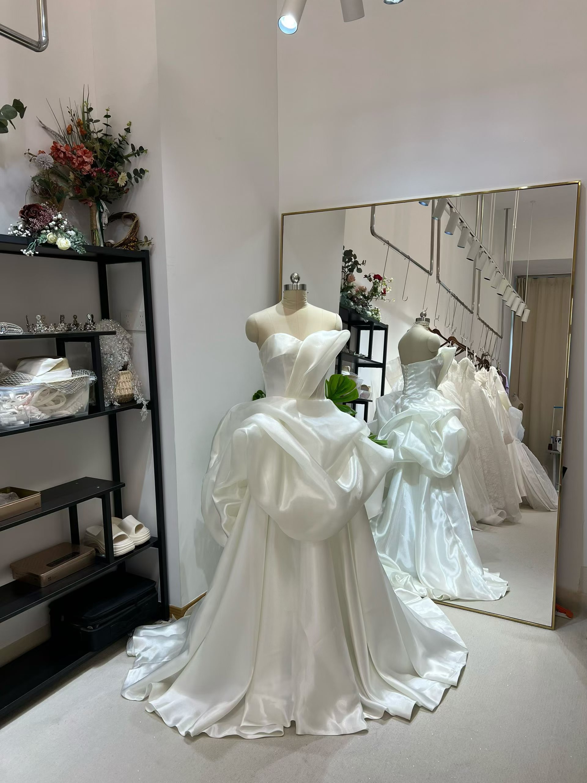 ウェディングドレス シルク風オーガンジーサテン ベアトップ ラッフルフリル デザイン感 優雅なシルエット 結婚式