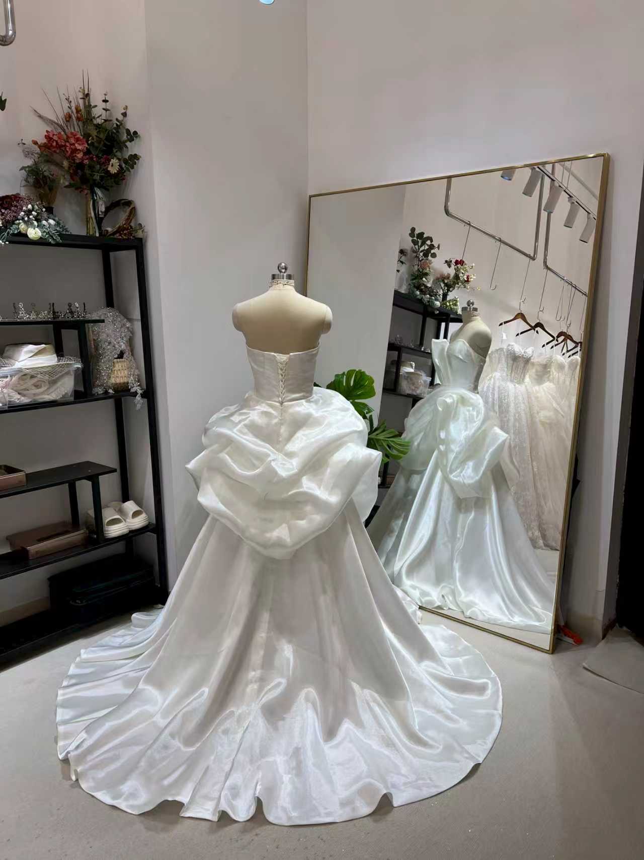 ウェディングドレス シルク風オーガンジーサテン ベアトップ ラッフルフリル デザイン感 優雅なシルエット 結婚式